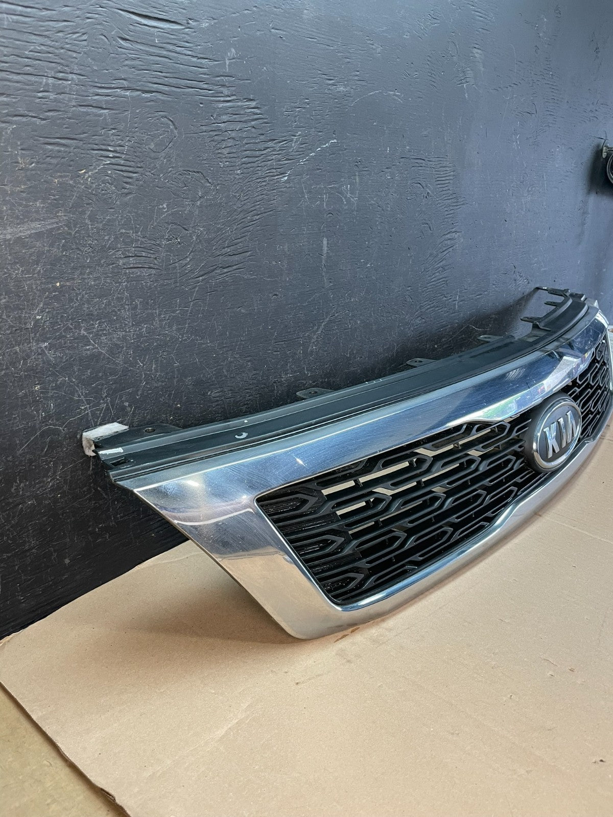 2011 2012 Kia Sedona Front Upper Grill Grille AD8389 DG2