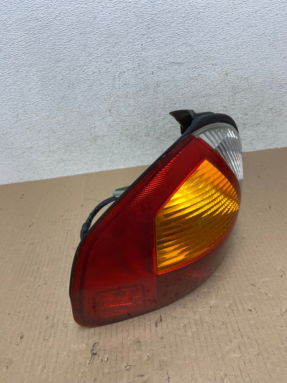 2001 - 2004 Hyundai Santa Fe Left Driver LH Side Tail Light AE7291 LK2