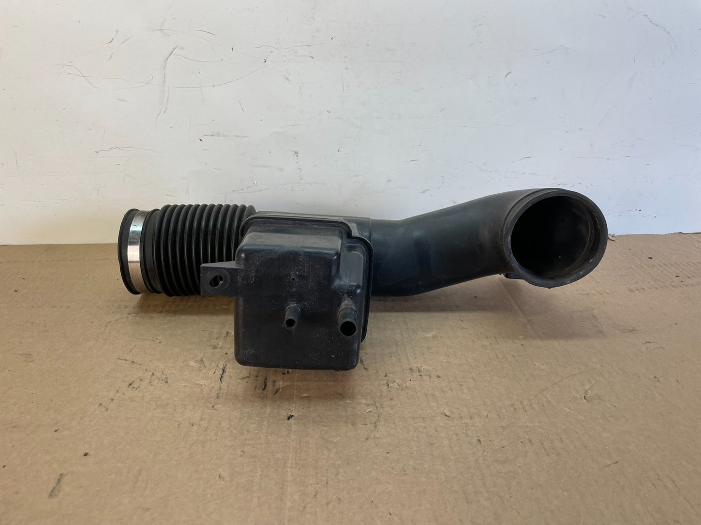 2002-2005 Toyota Tundra 4.7L V8 Air Intake Hose Tube Resonator ag7621 DG3