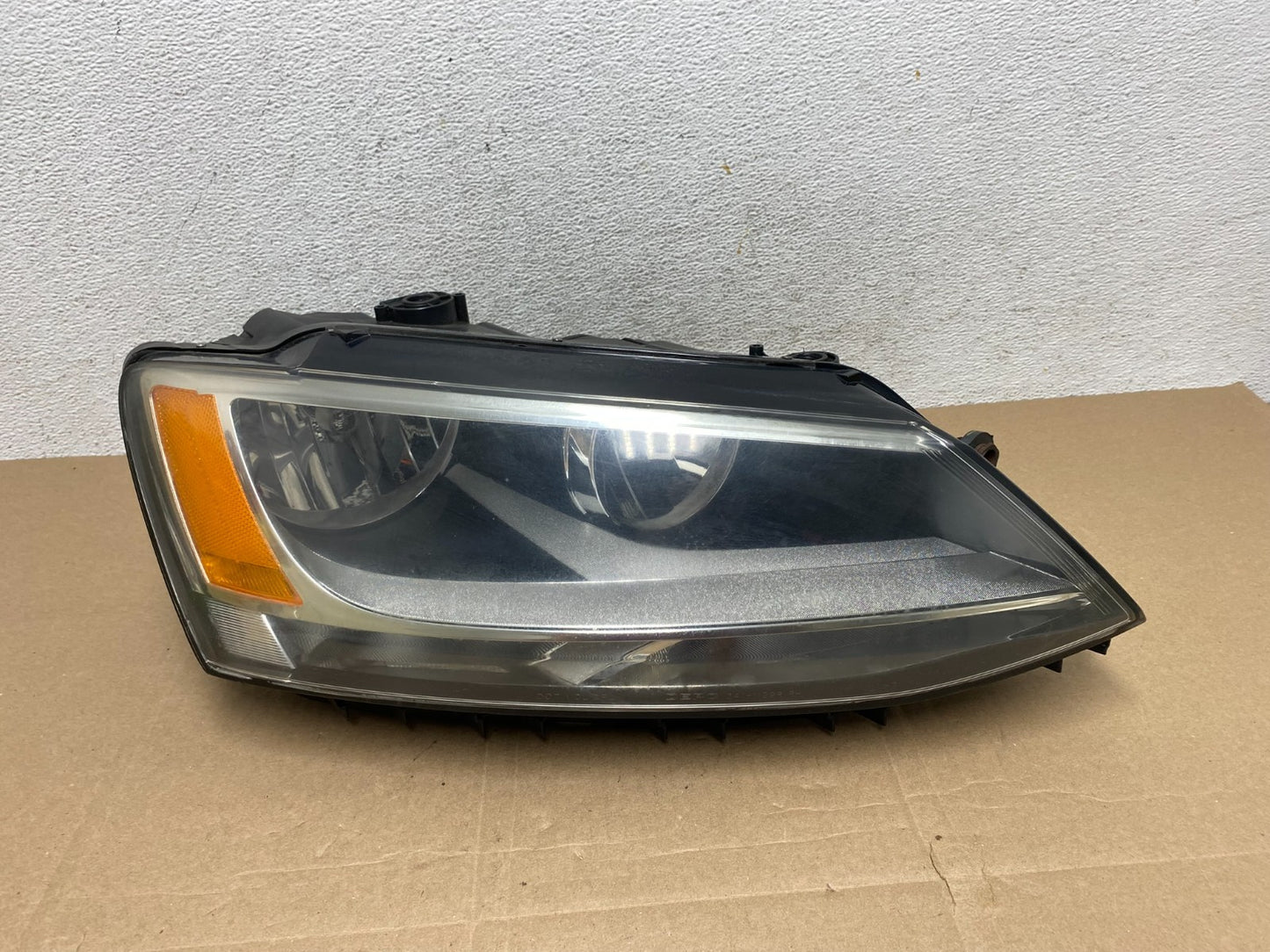 2011 to 2014 Volkswagen Jetta Right Passenger RH Headlight Halogen AE4861 DW0