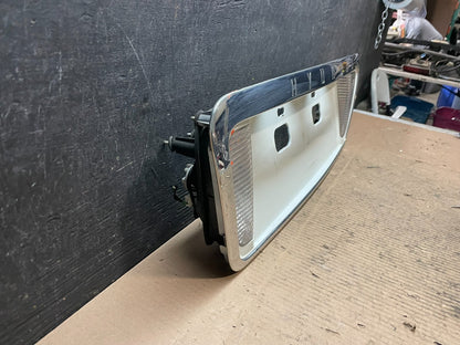 2003 - 2005 Hyundai Xg Trunk Lid Trim License Panel W Reverse Light J4300 DG2