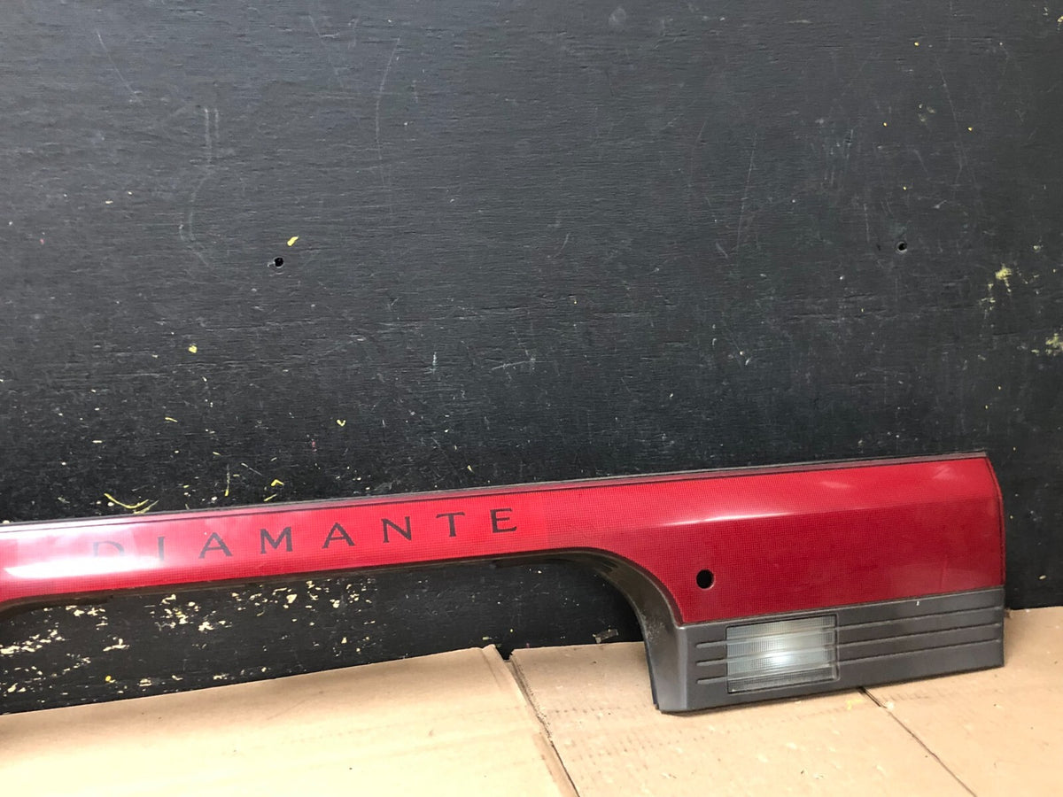 1993 to 1995 Mitsubishi Diamante Wagon Center Tail Light Lamp Liftgate 4758H1