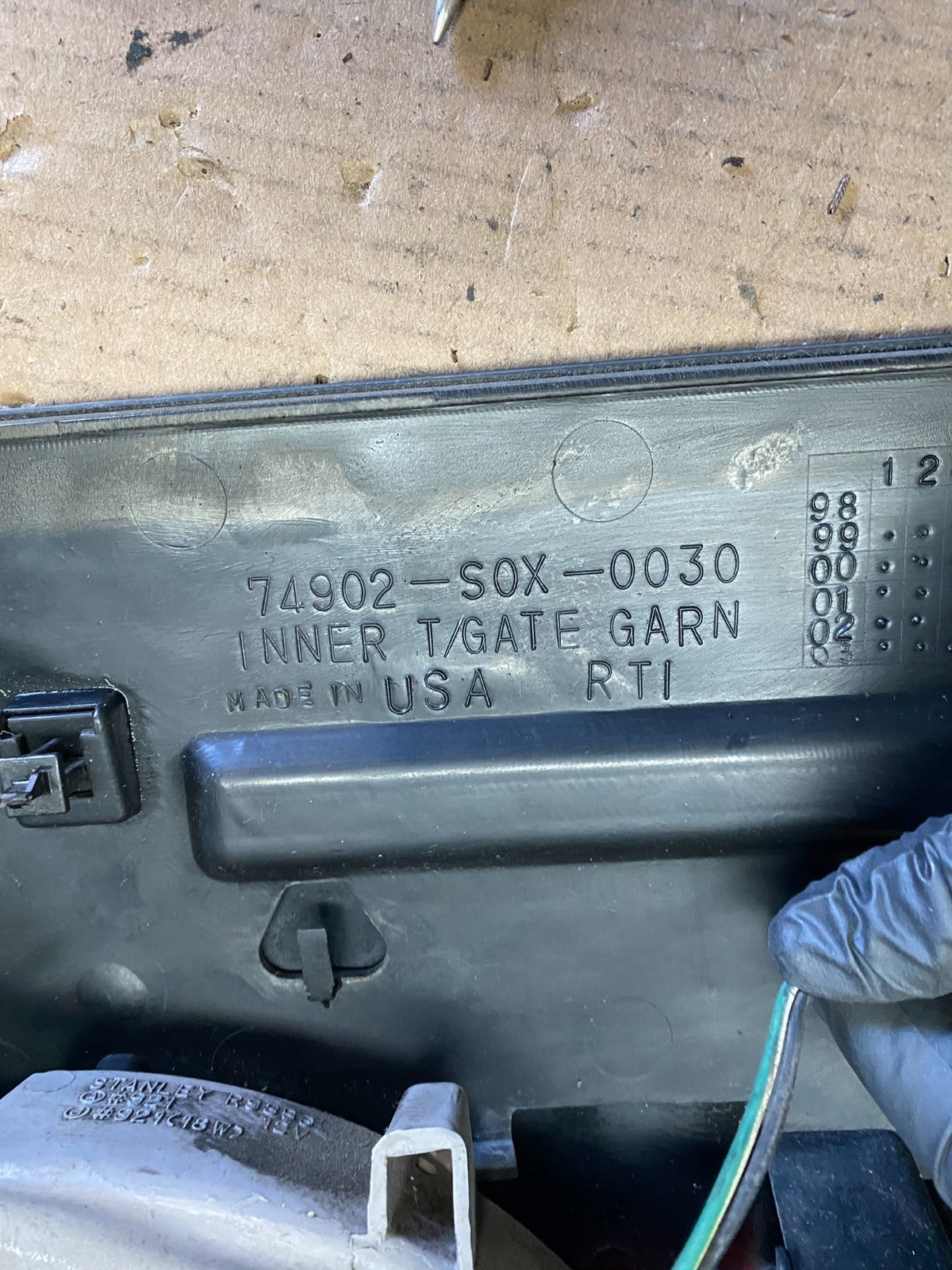 1999 to 2004 Honda Odyssey Rear Trunk Spoiler Gate Oem s1452 DG9