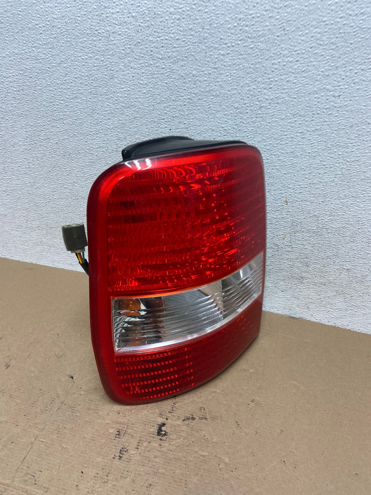 2003 2004 2005 Kia Sedona Left Driver LH Side Tail Light AF4537 LK2