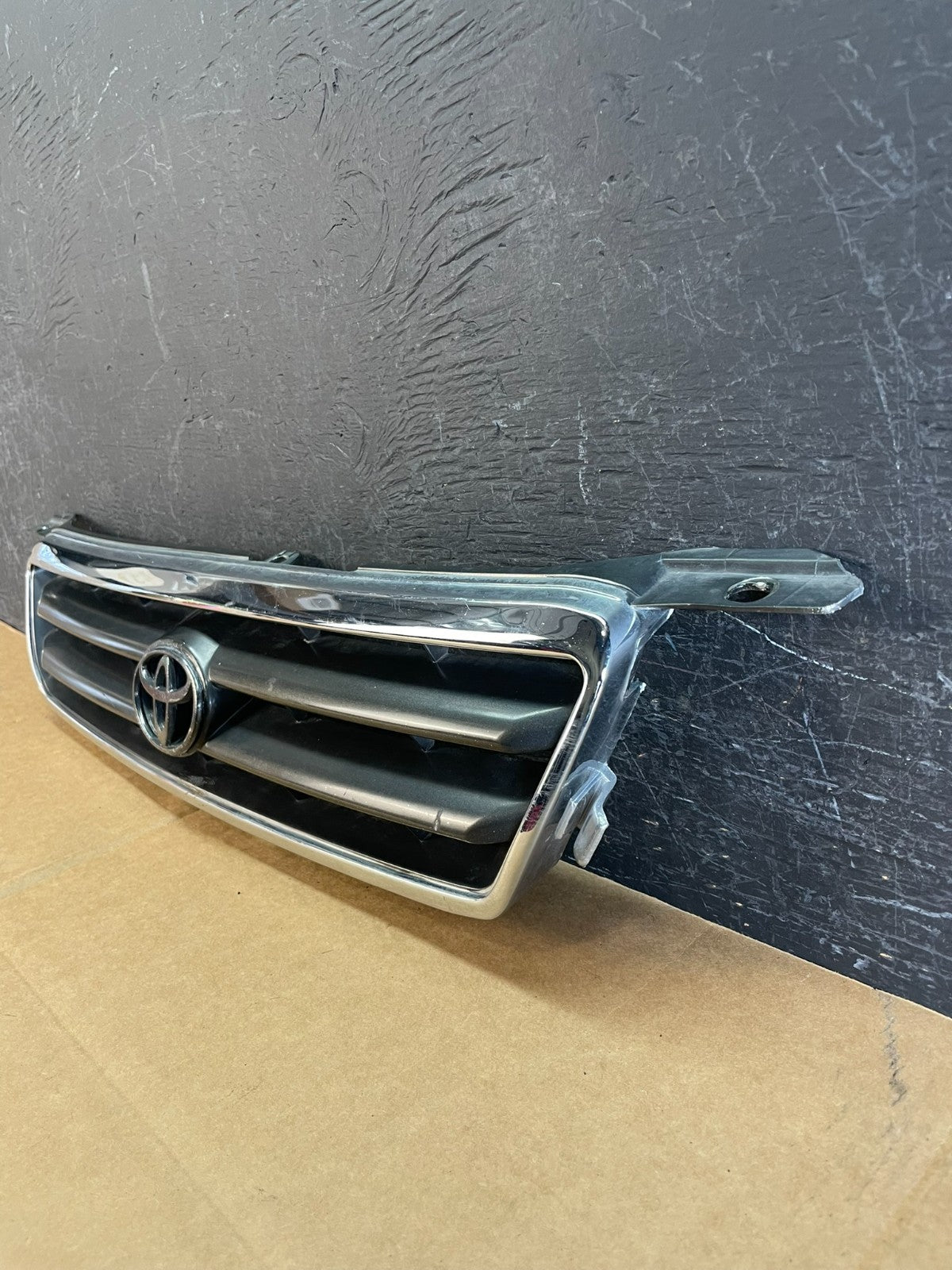 2000 to 2001 Toyota Camry Grille Chrome Shell w/ Black Insert AE08121
