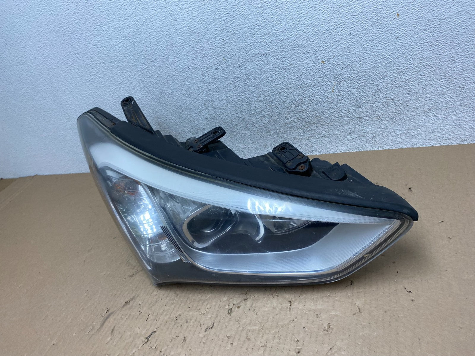 2013 to 2016 Hyundai Santa Fe Right Passenger RH Side Headlight AE8823 DW1