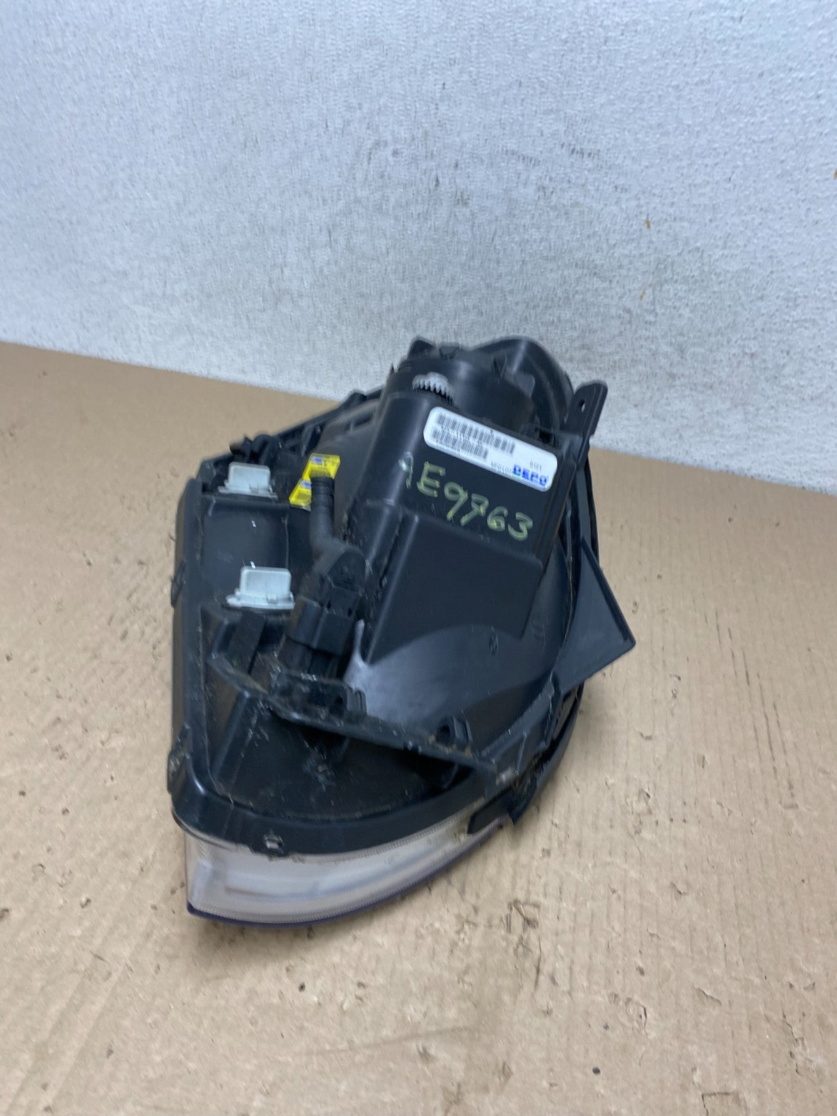 2005 to 2006 Kia Sportage Left Driver LH Halogen Headlight DEPO AE9763 DW5