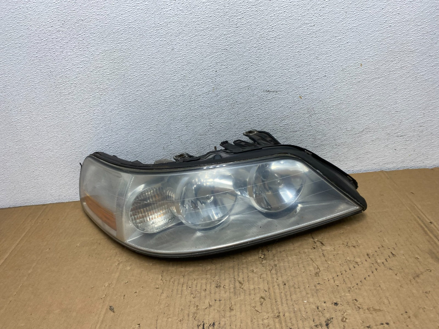 2005 to 2011 Lincoln Town Car Right Passenger Rh Side Headlight AD2395 DW0