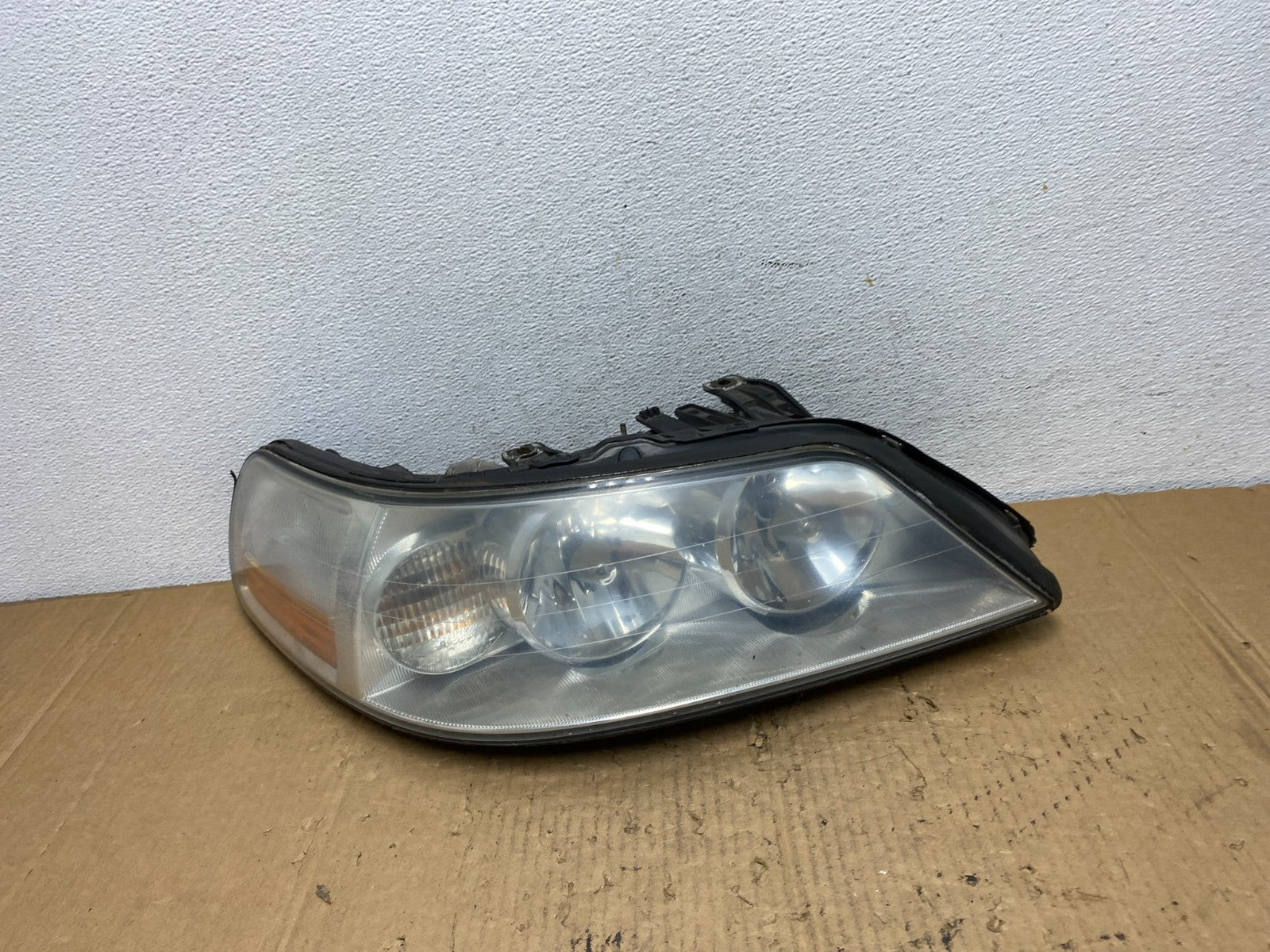 2005 to 2011 Lincoln Town Car Right Passenger Rh Side Headlight AD2395 DW0