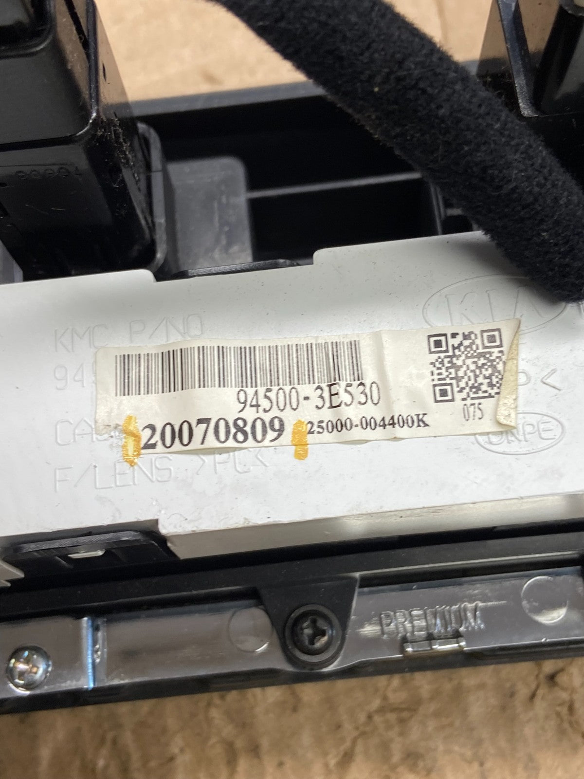 2003 2009 Kia Sorento Center Radio Clock Hazard Switch Trim AF1864 DG5