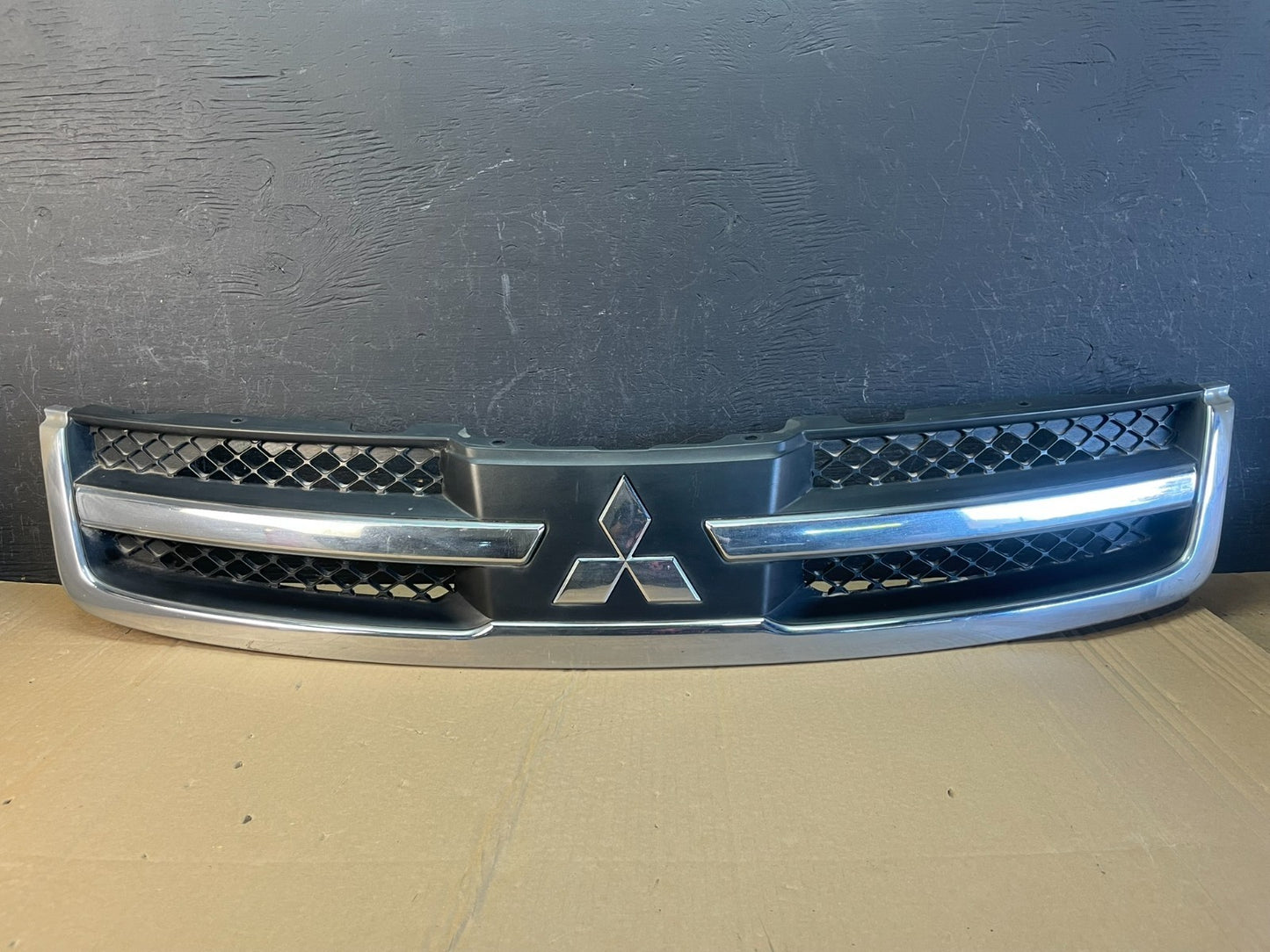 2006 2007 2008 Mitsubishi Endeavor Front Upper Grill Grille AC9724 DG0