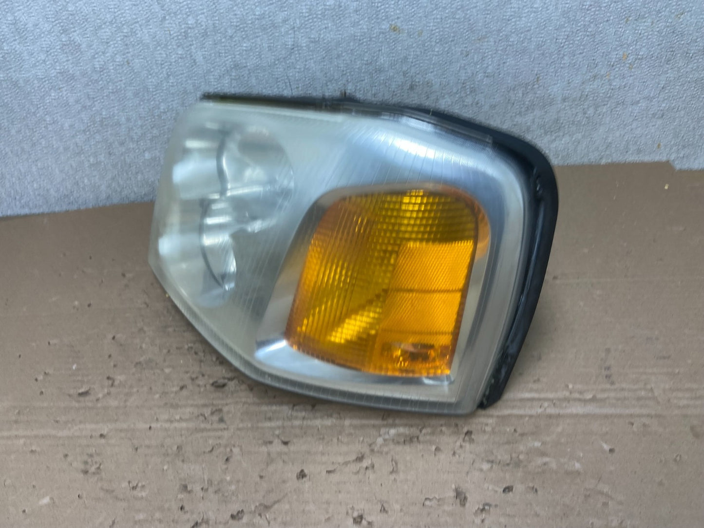 2002 to 2009 Gmc Envoy Left Driver Lh Side Headlight Halogen Oem AB1594 DW1