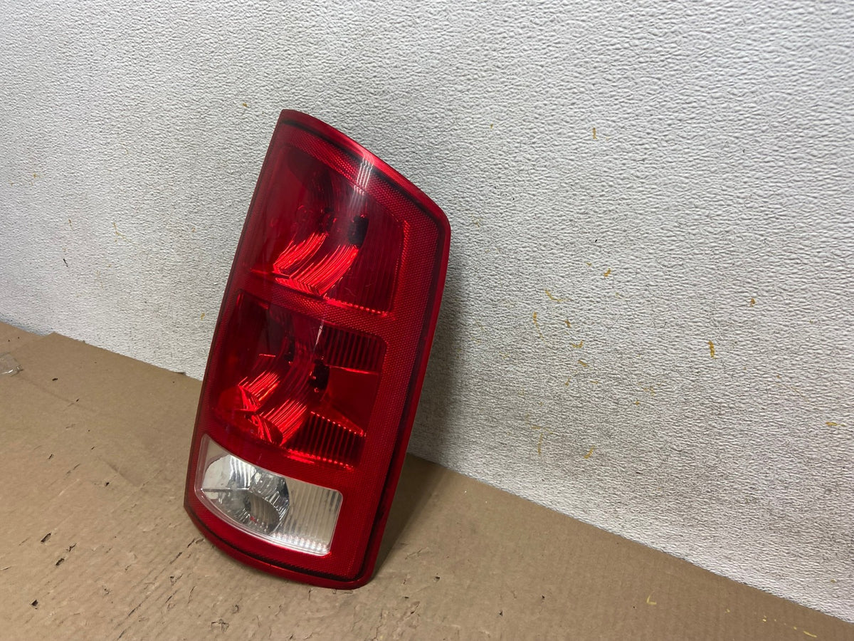 2002 to 2006 Dodge Ram 1500 Right passenger Rh side Tail Light AH5942 LK2