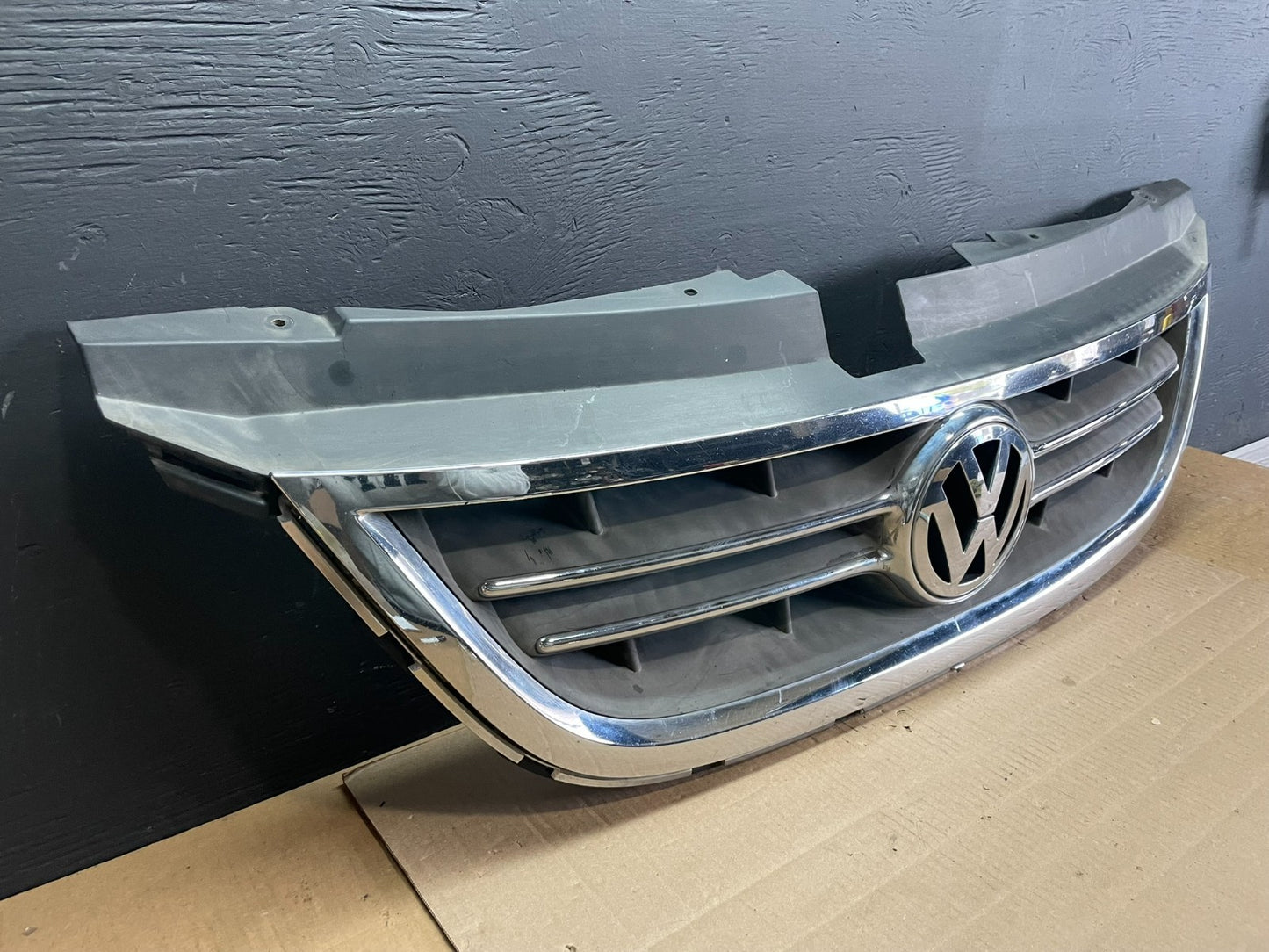 2009 to 2014 Volkswagen Routan Front Upper Grill Grille OEM AB7654 DG1