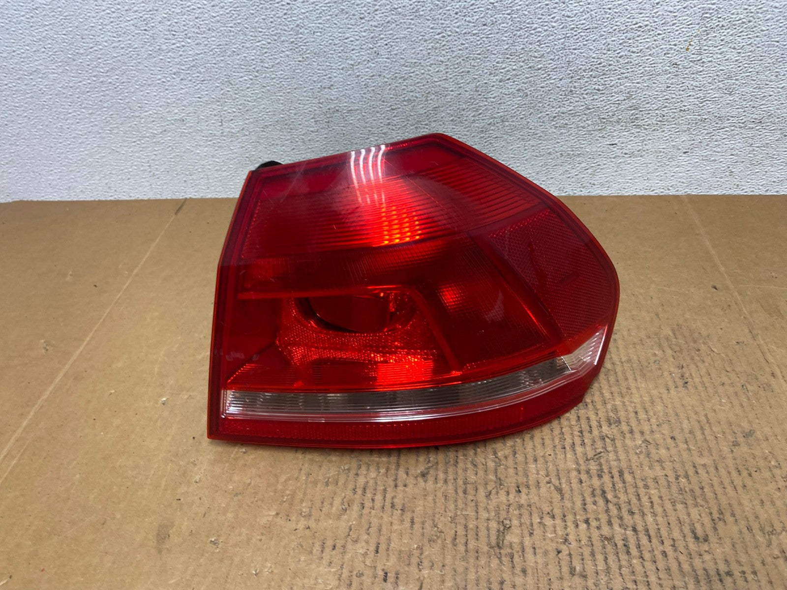 2012 to 2015 Volkswagen Passat Right Passenger Rh Side Tail light AE0220 LK0