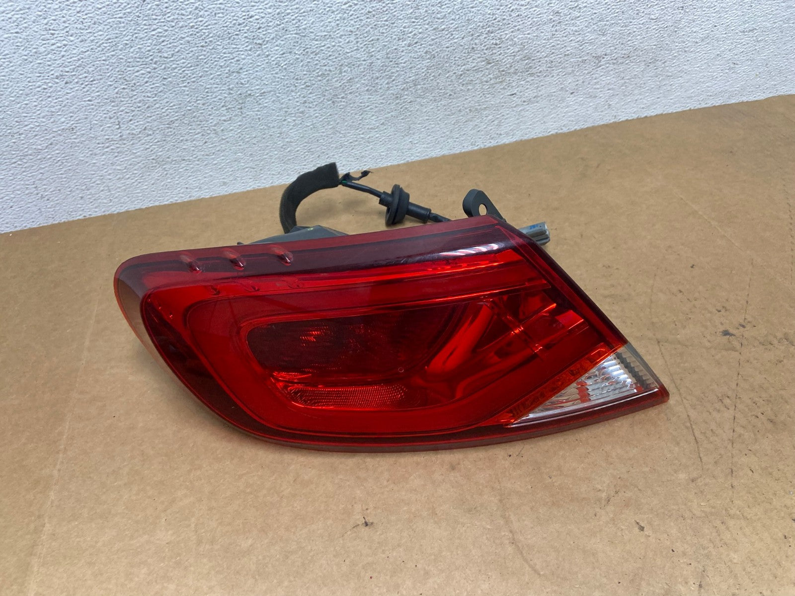 2015 2016 2017 Chrysler 200 Sedan Left Driver LH Side Tail Light AE2977 LK0
