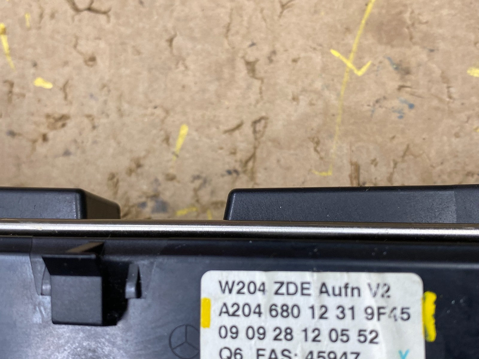 2008-2011 Mercedes W204 C300 Navigation Display Screen Monitor w/Cover X1585 DG7