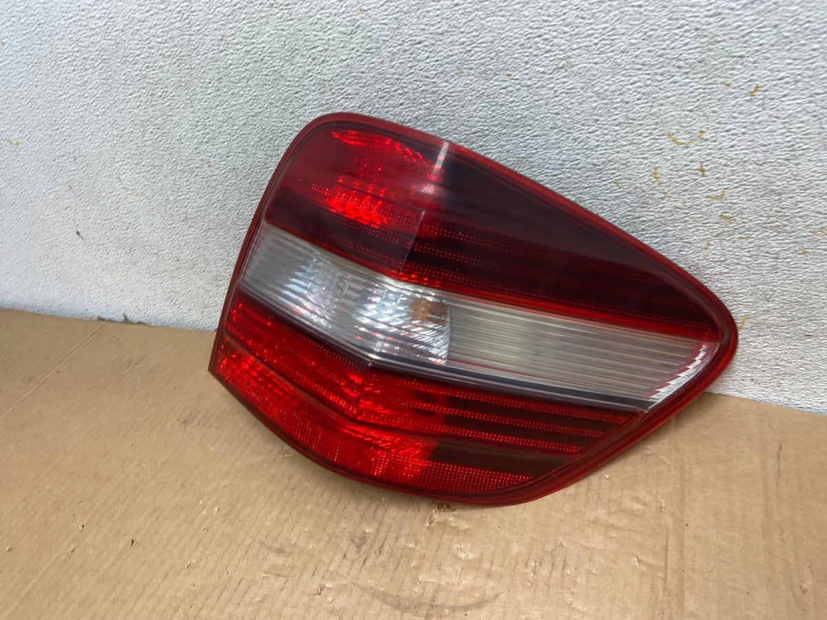 2009 to 2011 Mercedes ML350 ML-Class Right Passenger RH Tail Light AI6986 LK1