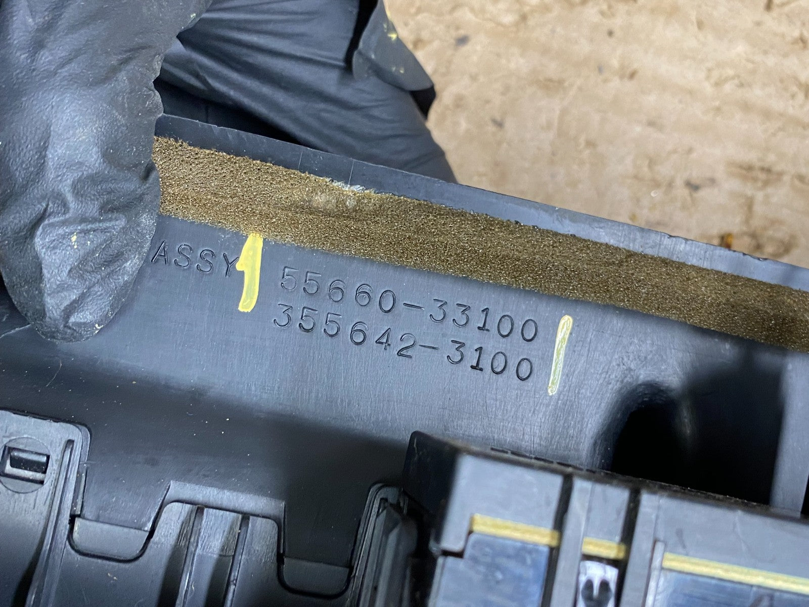 1997 to 2001 Lexus ES330 ES300 Front Center Side Air Vent Y8012  DG5