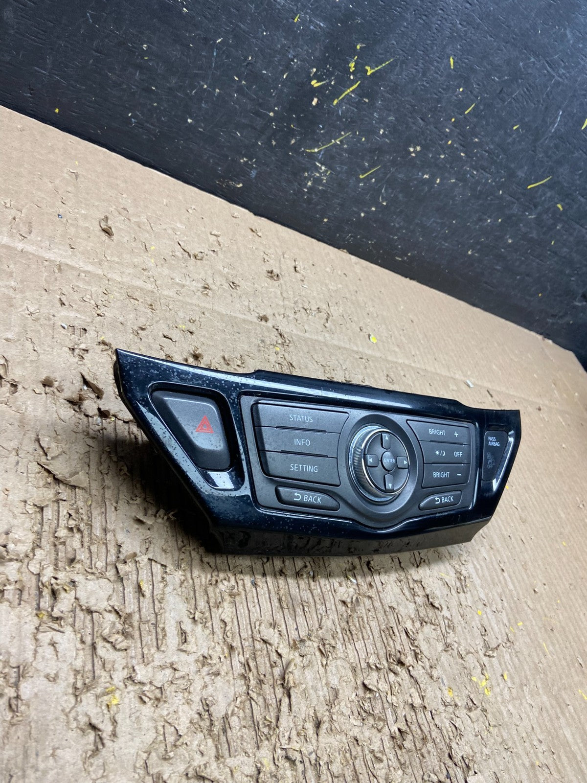 2013 to 2015 Nissan Pathfinder Information Display Control OEM  w0057 DG1