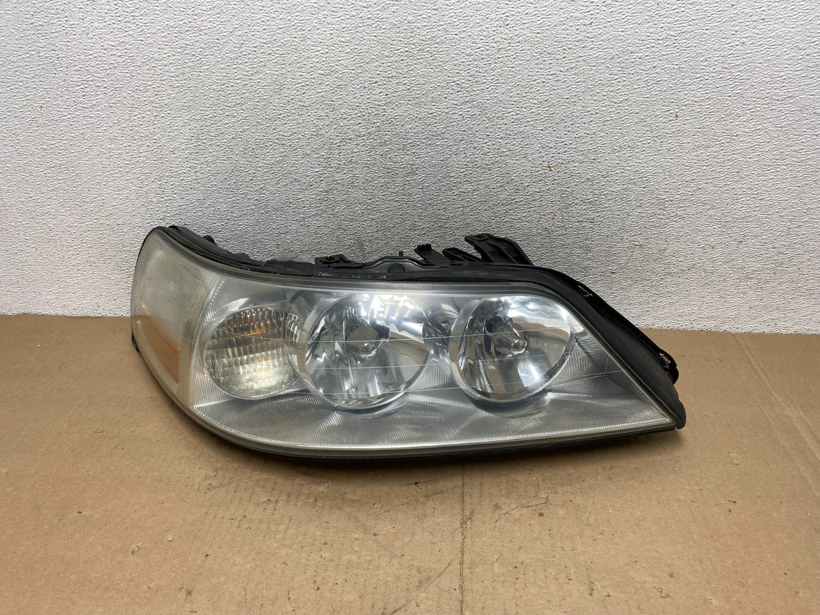 2005 to 2011 Lincoln Town Car Right Passenger Rh Side Headlight AG4660 DW0