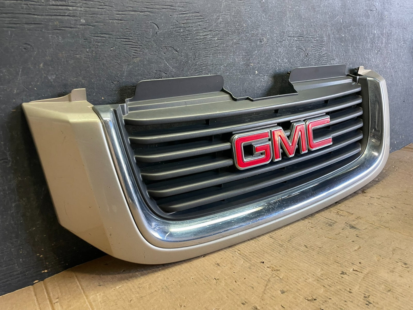 2002 to 2009 Gmc Envoy Front Upper Grill Grille OEM Z8139 DG1