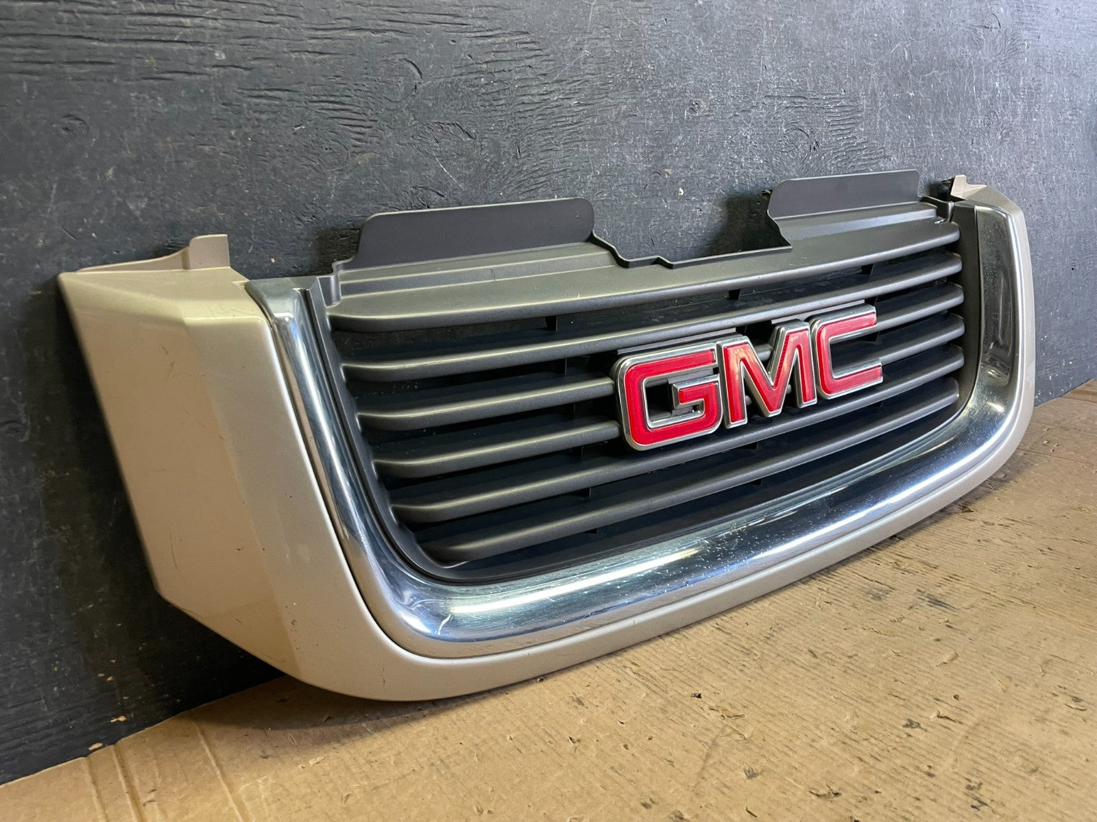 2002 to 2009 Gmc Envoy Front Upper Grill Grille OEM Z8139 DG1