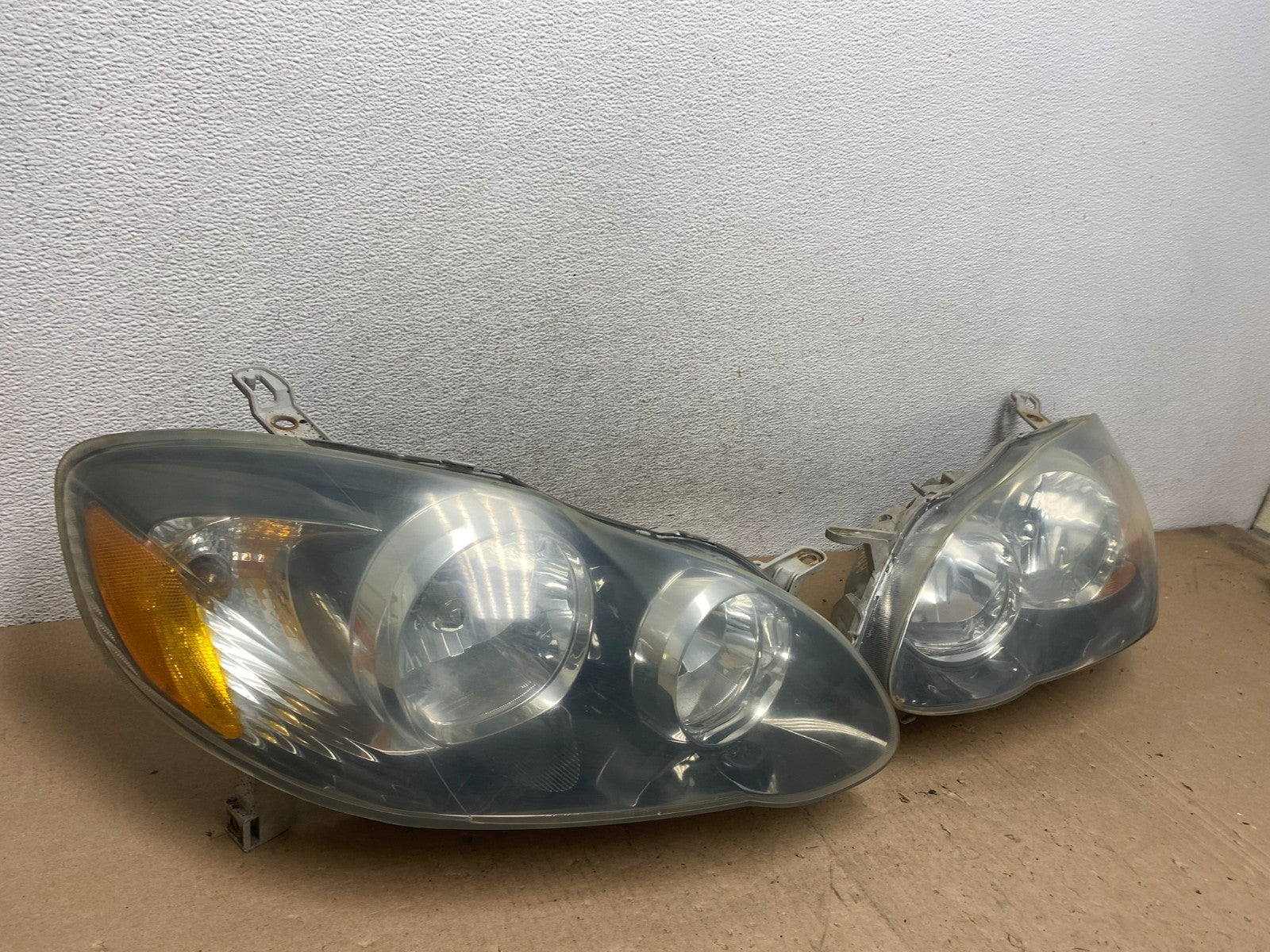 2005 to 2008 Toyota Corolla Black Left+Right Side Set Headlights AG4893 DW1