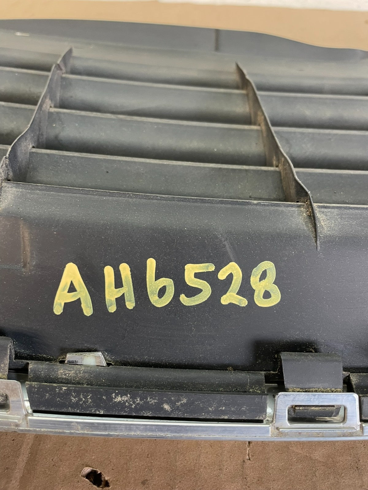 2001 to 2005 Volkswagen Passat Front Upper Grill Grille AH6528 DG5