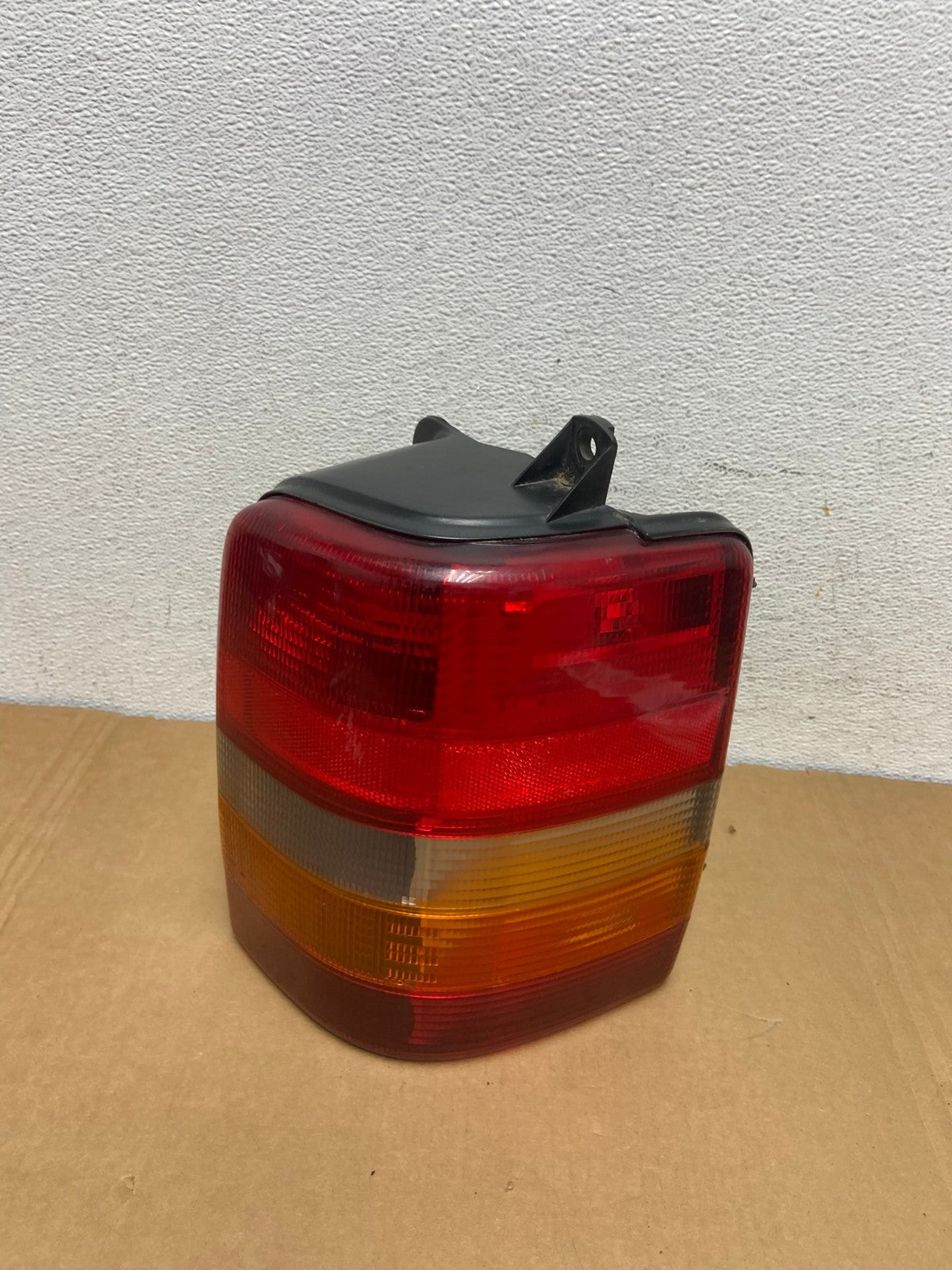 1993-1998 Jeep Grand Cherokee ZJ Right Passenger Side Rh Tail Light AD2563 LK0