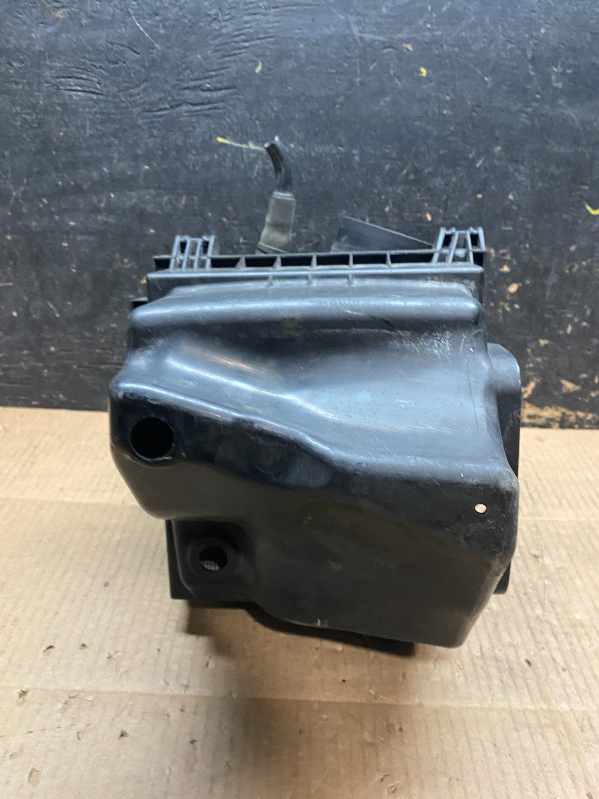 2011 - 2021 Dodge Durango 3.6L Air Filter Cleaner Box OEM Y1752 DG5