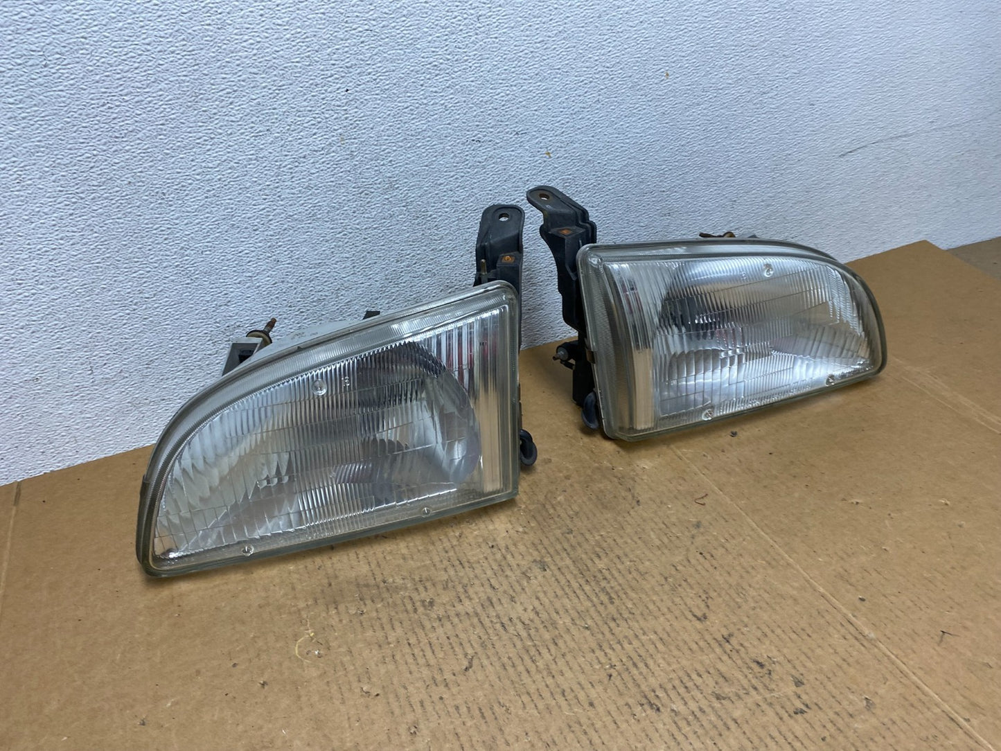 1998 to 2000 Toyota Sienna Left+Right Side Headlights AE0590 DW2