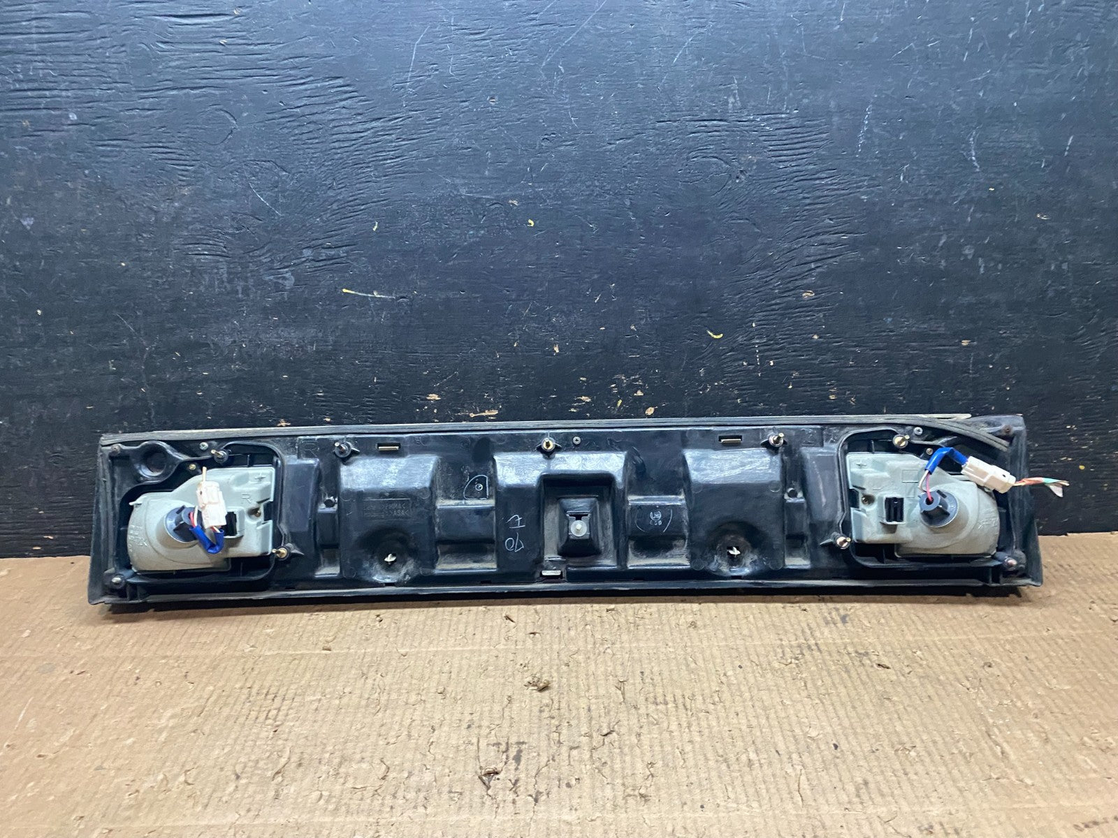 1995 1996 Toyota Camry Center Trunk Rear Tail Light OEM Y6599 DG7