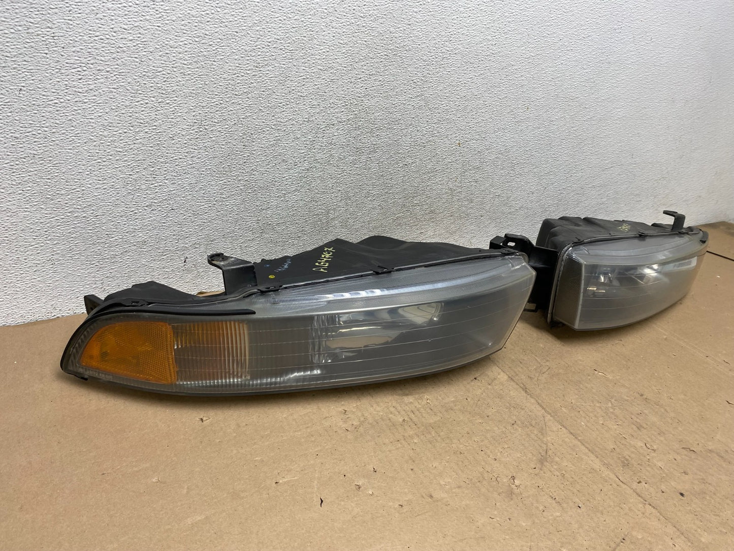 2002 to 2003 Mitsubishi Galant Left+Right Side Headlights AG4707 DW1