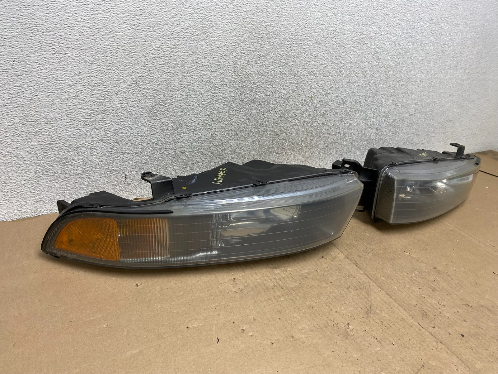2002 to 2003 Mitsubishi Galant Left+Right Side Headlights AG4707 DW1