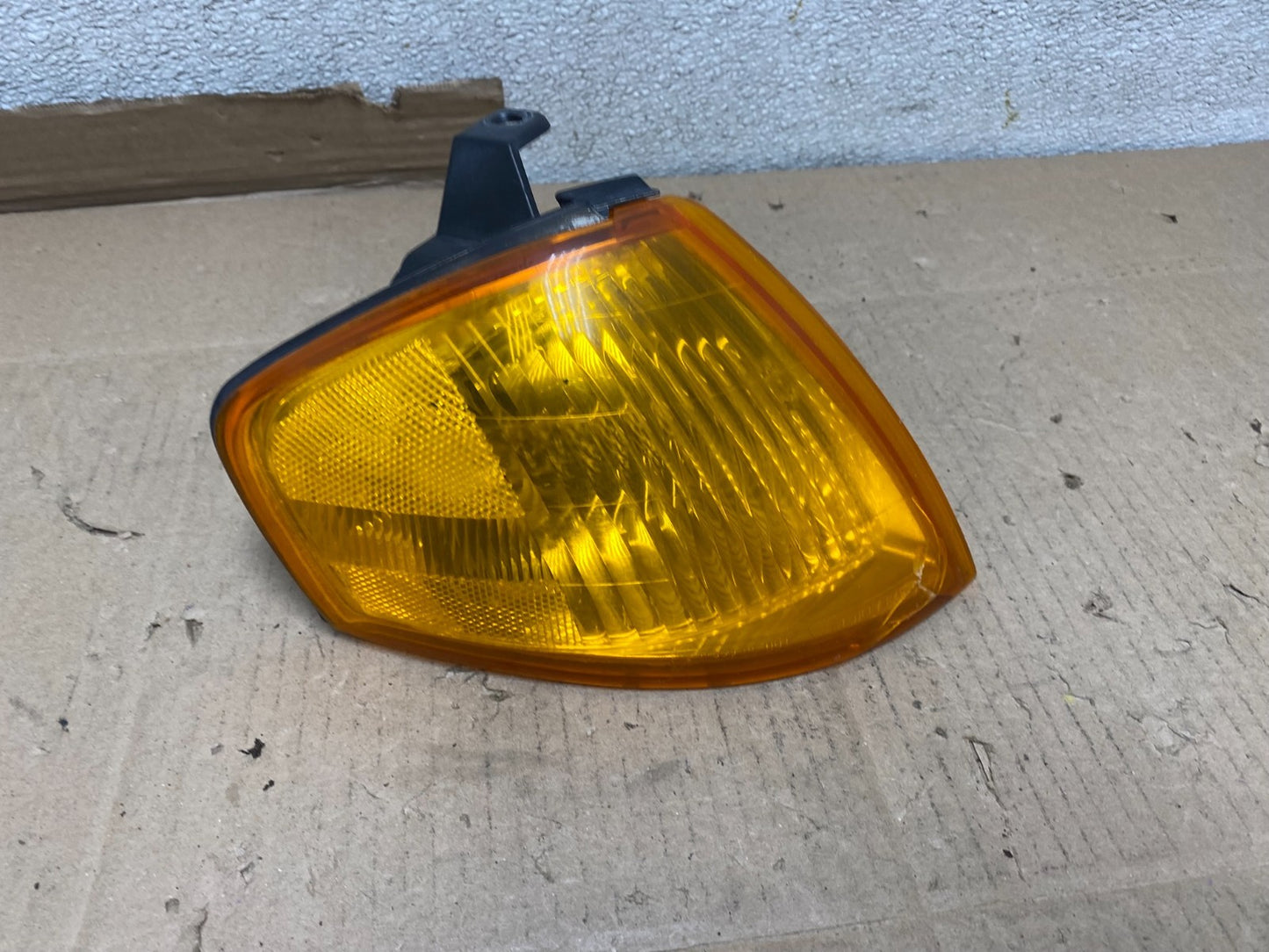 1999 to 2000 Mazda Protege Front Right Passenger Turn Signal Oem U6716 DG0