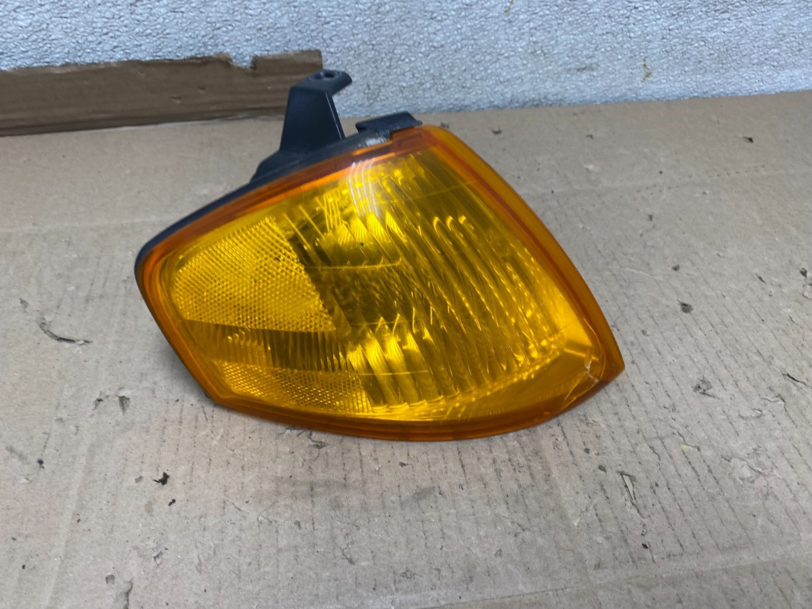1999 to 2000 Mazda Protege Front Right Passenger Turn Signal Oem U6716 DG0