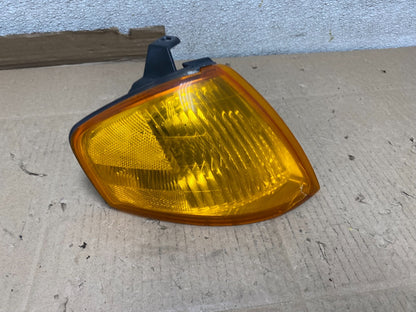 1999 to 2000 Mazda Protege Front Right Passenger Turn Signal Oem U6716 DG0
