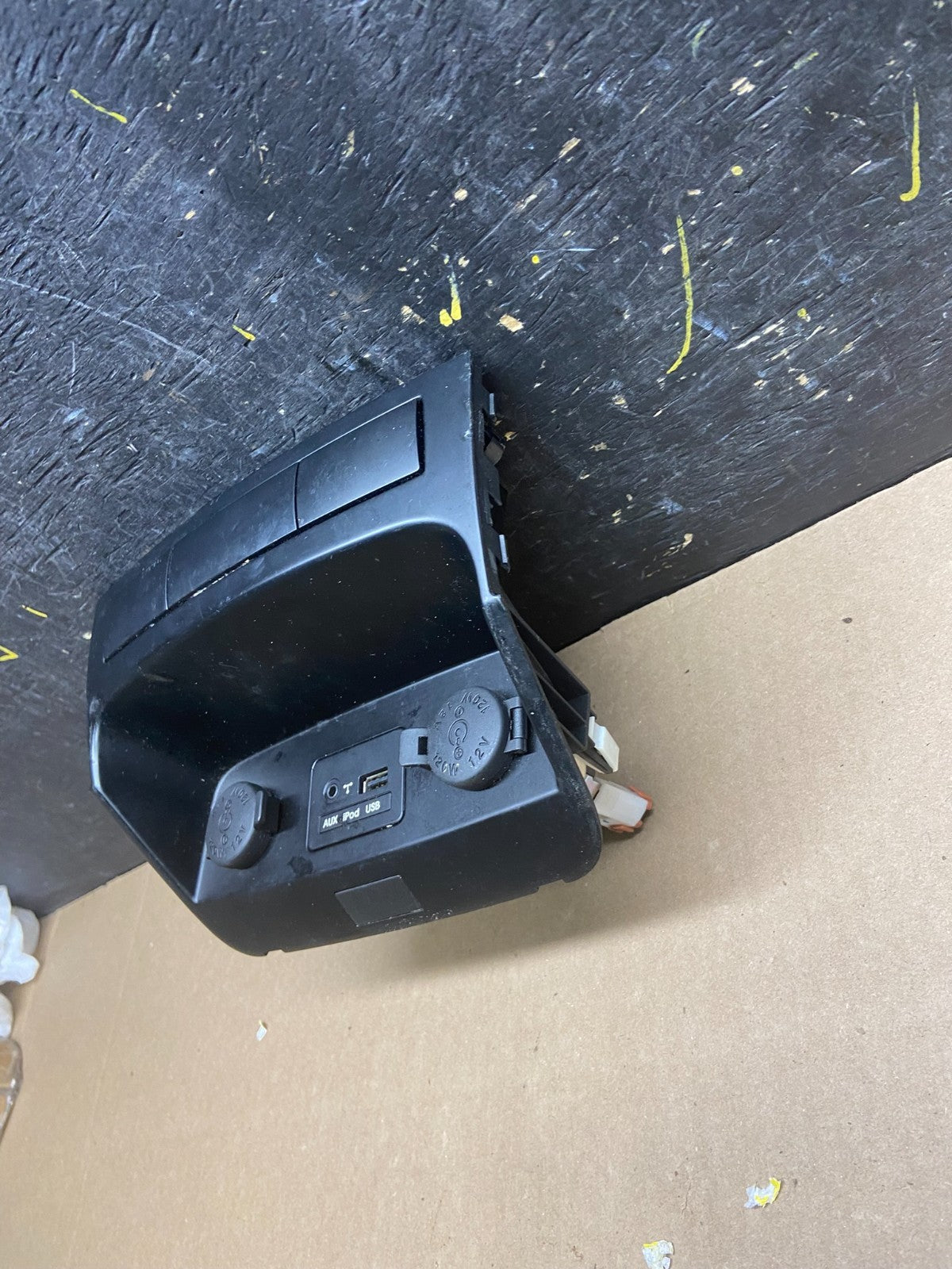 2011-2013 Kia Sorento Center Seat Heater Switches Aux USB Power Outlet T9090 DG2