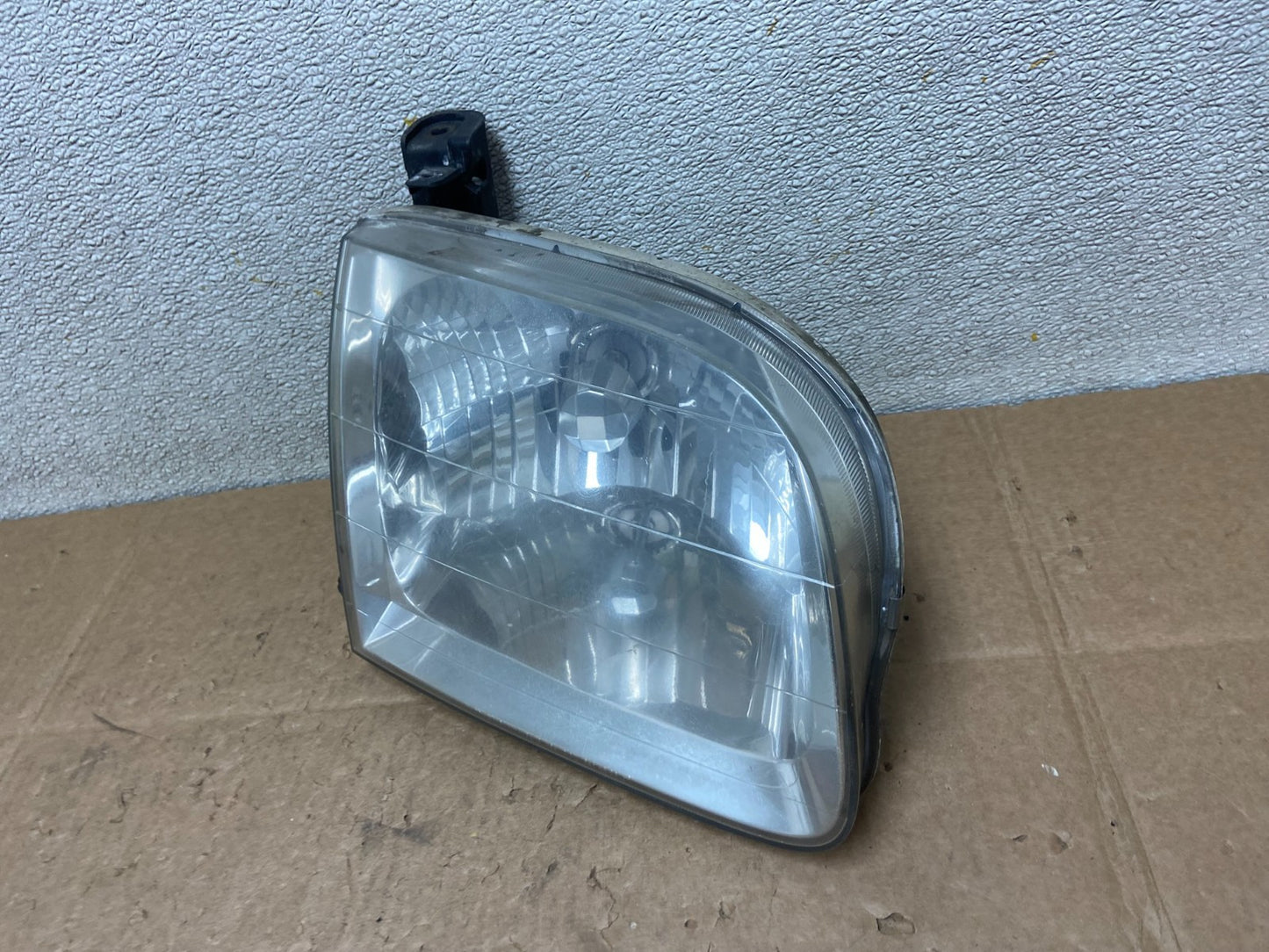 2001 to 2004 Toyota Sequoia Right Passenger RH Side Headlight Halogen Y8803 DW1