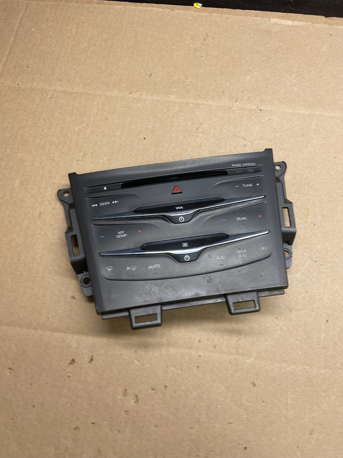 2013 to 2019 Lincoln MKT OEM Radio Dual Climate Control Panel OEM  t9147 DG0