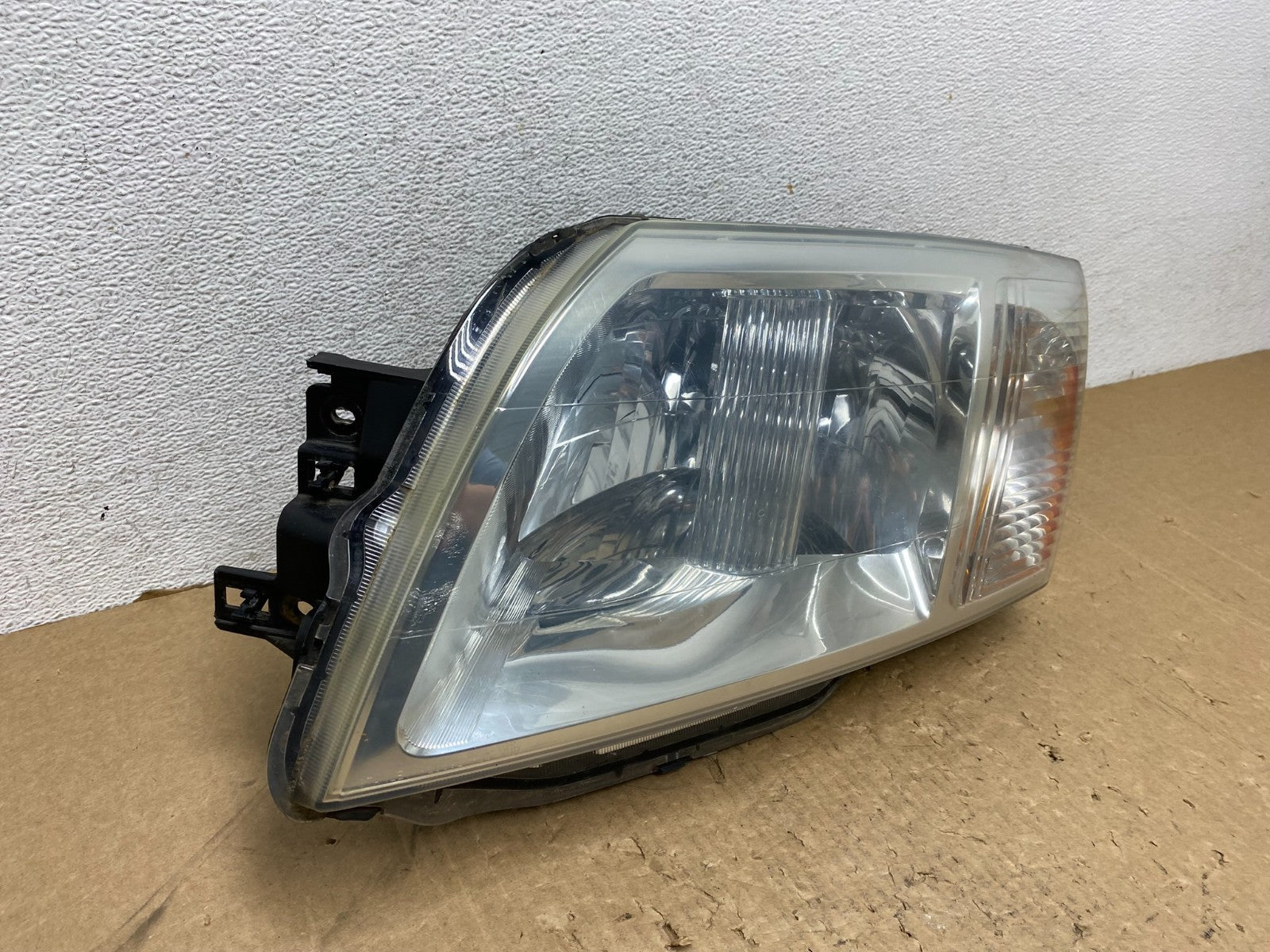 2004 - 2008 Mitsubishi Endeavor Headlight Left Driver Lh Side AG1143 DW2