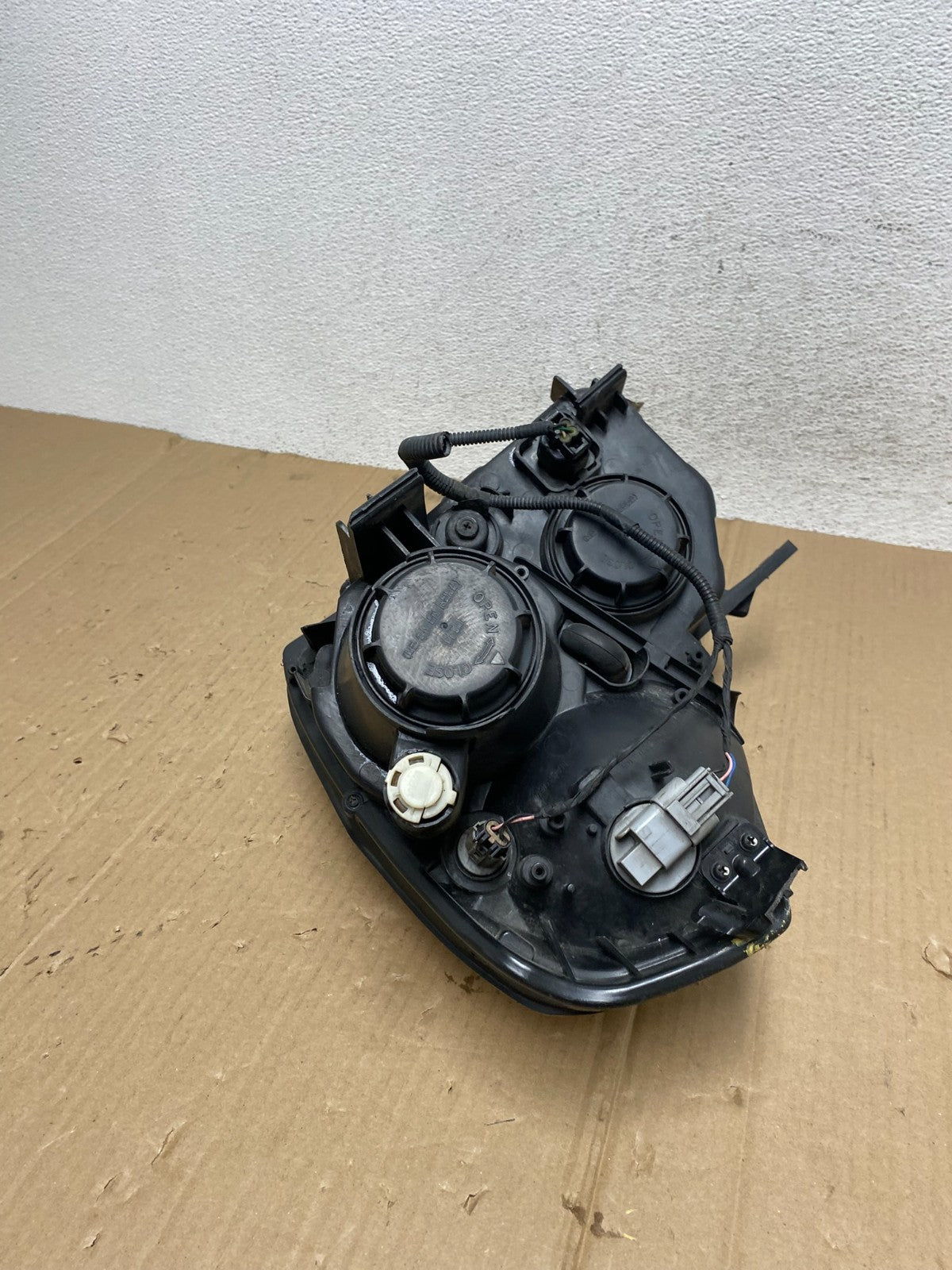 2008-2012 Kia Sedona Right Passenger RH Side Headlight Halogen AE9006 DW7