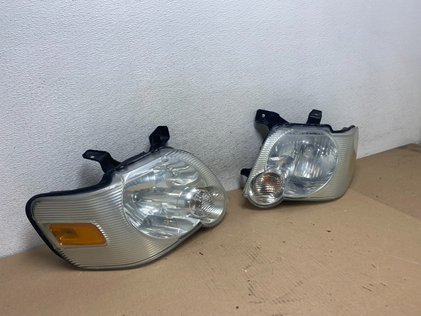 2006 2007 2008 2009 2010 Ford Explorer Left+Right Set Headlights AG5736 DW2