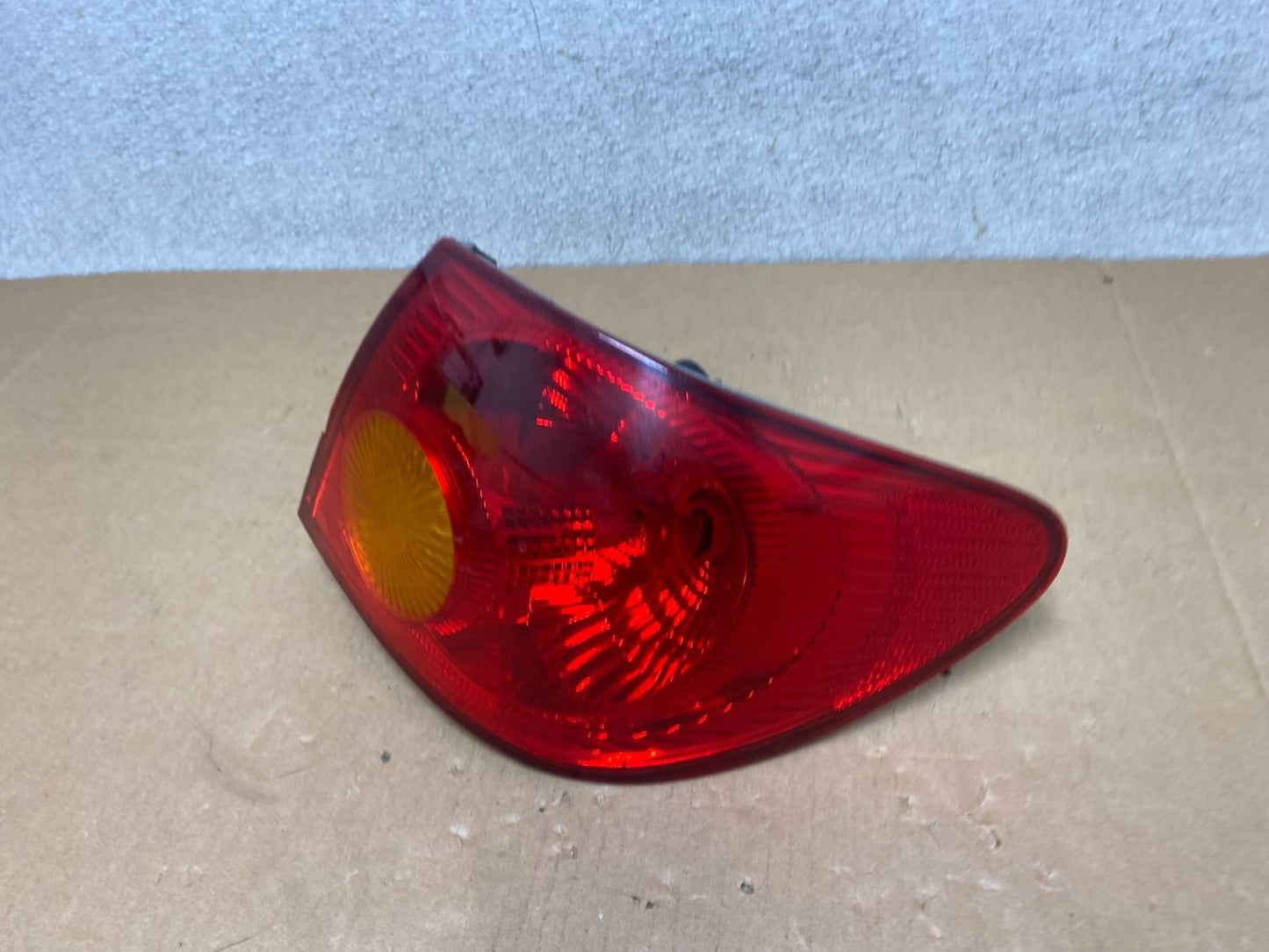2003 to 2005 Toyota Corolla Right Passenger RH Side Tail Light Oem V4861 DW1