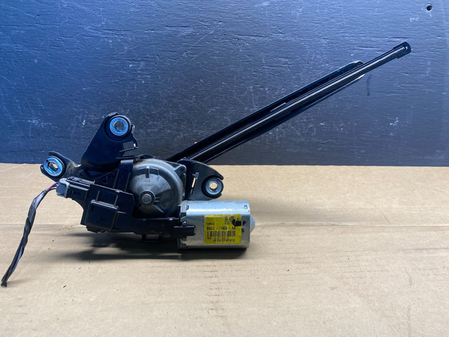 2011 to 2019 Ford Explorer Rear Windshield Wiper Motor ad3525 DG5