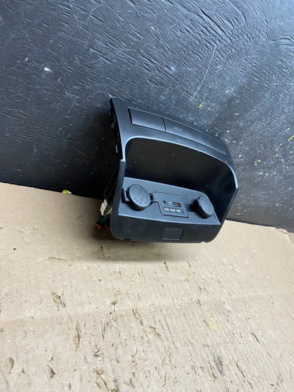 2011-2013 Kia Sorento Center Console Aux USB Power Outlet T6318 DG1