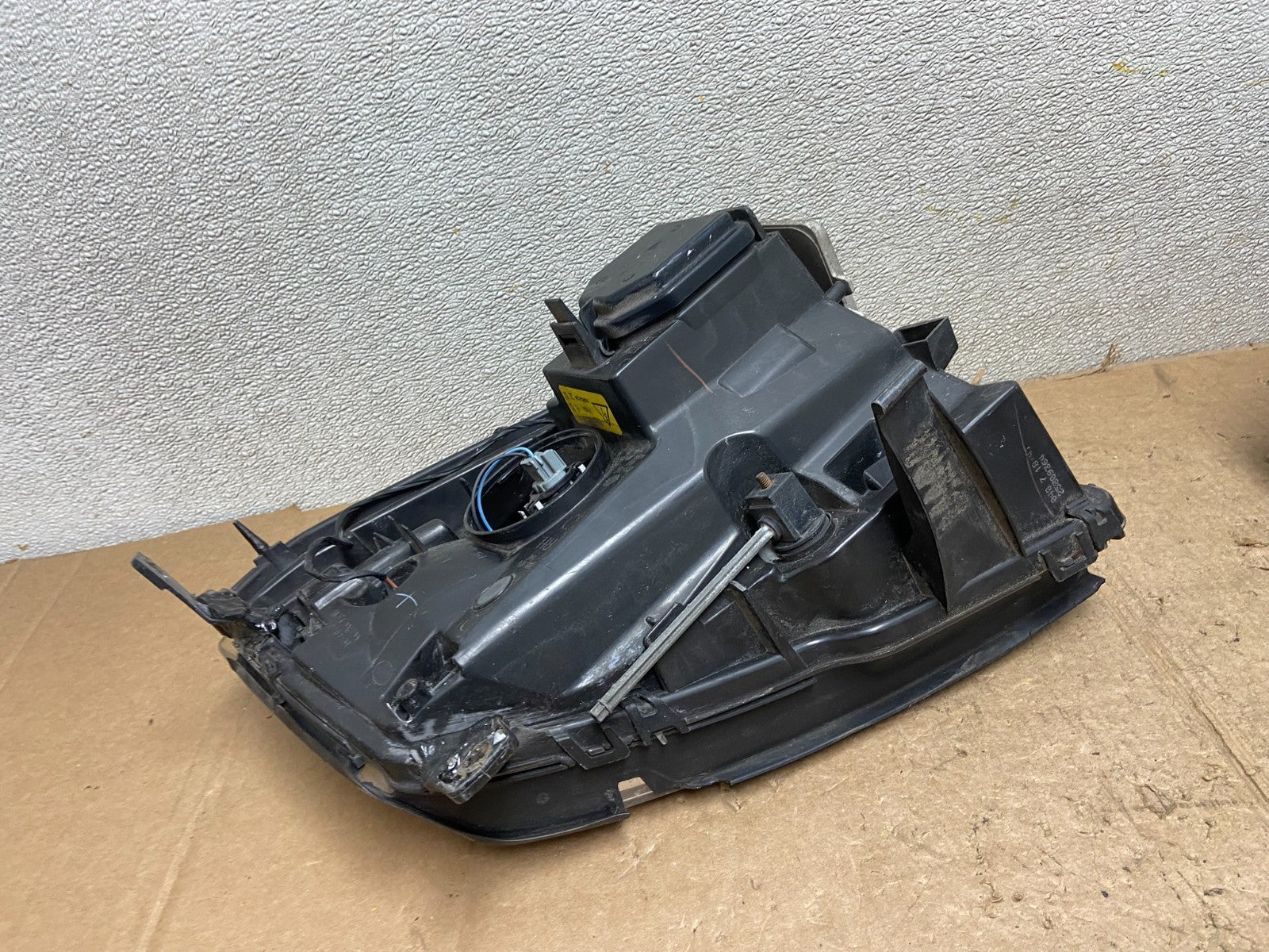 2007 - 2014 Cadillac Escalade Right Passenger Side Xenon HID Headlight AA522910