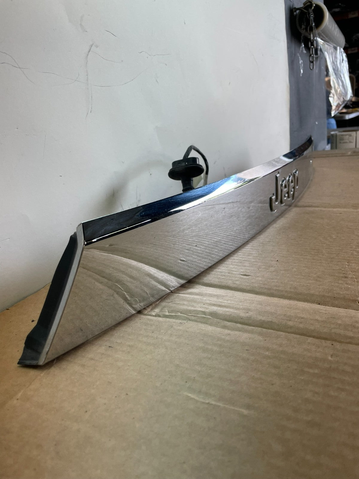 2011-2013 Jeep Grand Cherokee Liftgate Garnish Molding Trim W/O Camera AG3127 DG2