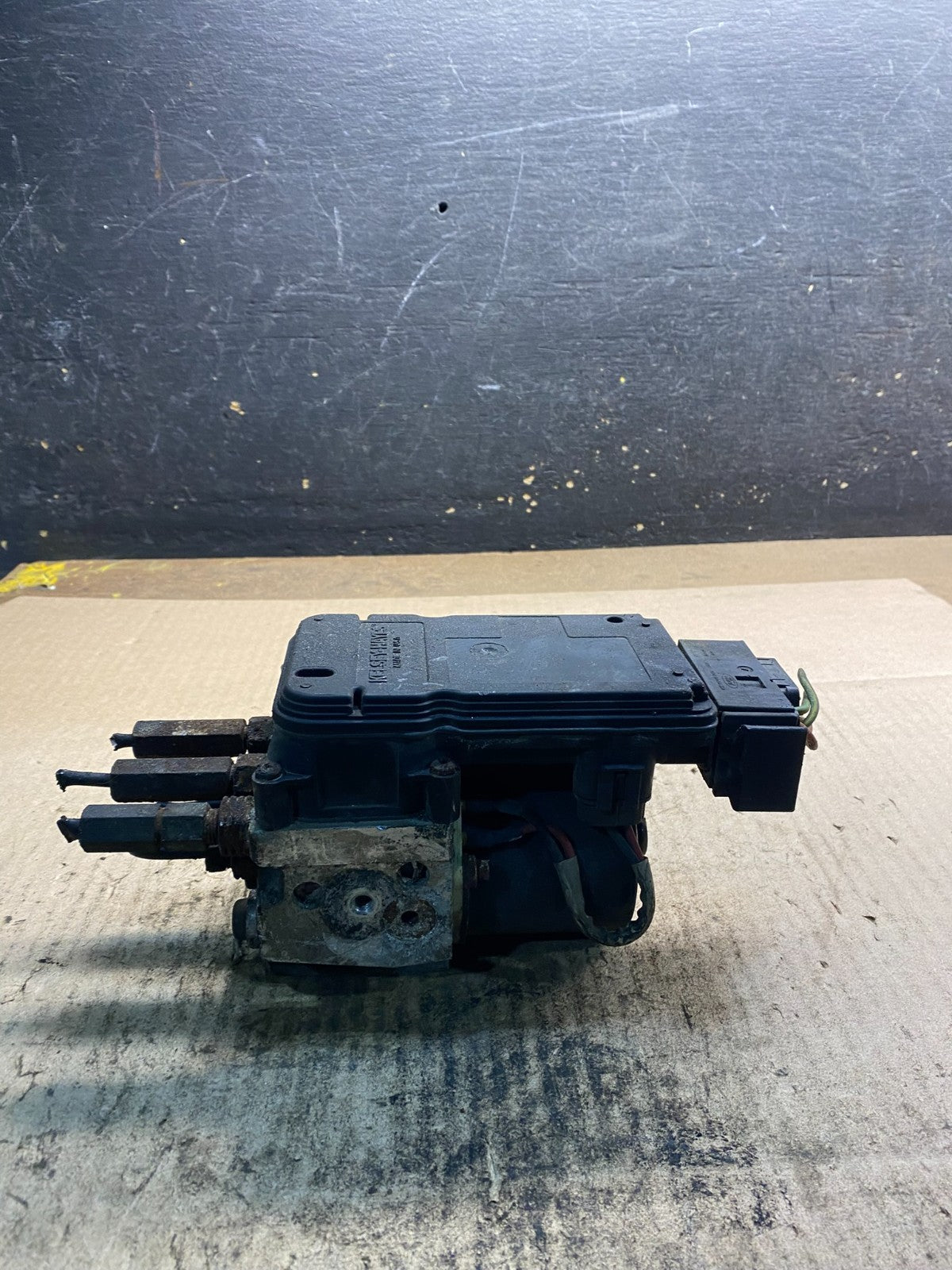 1999 to 2000 Ford F250 F350 SRW ABS Pump Control OEM 2c342c346be z4988 VDG1